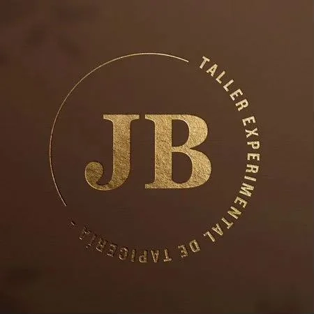 Logotipo dorado de Tapicería JB, taller experimental de tapicería