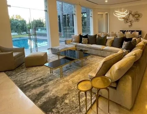 Sala residencial de lujo con panel de ónix retroiluminado y sillón modular sobre diseño